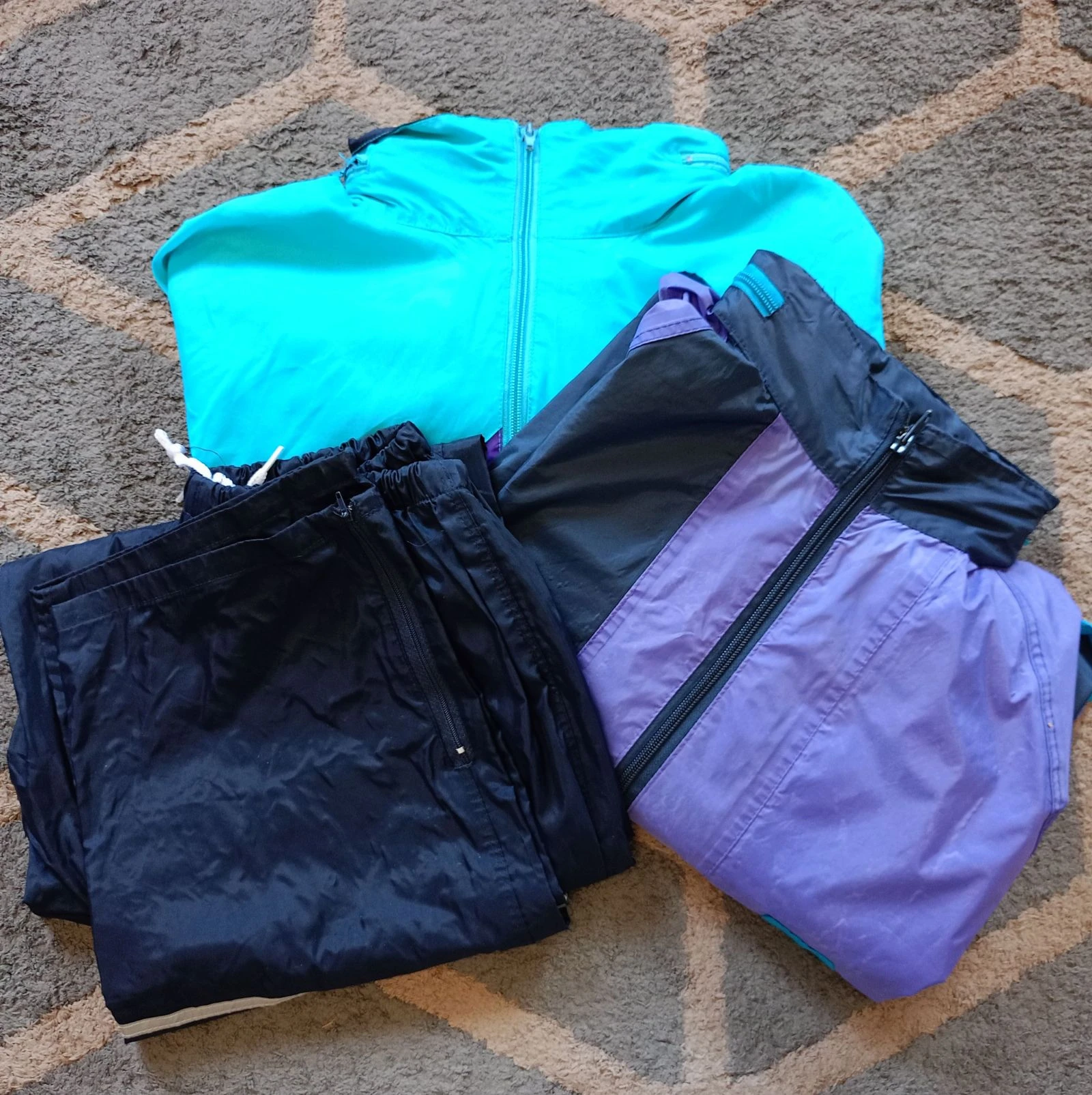 Lote 2 chubasqueros y pantalón impermeable. Talla L